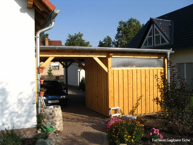 Carport mit Geräteschuppen