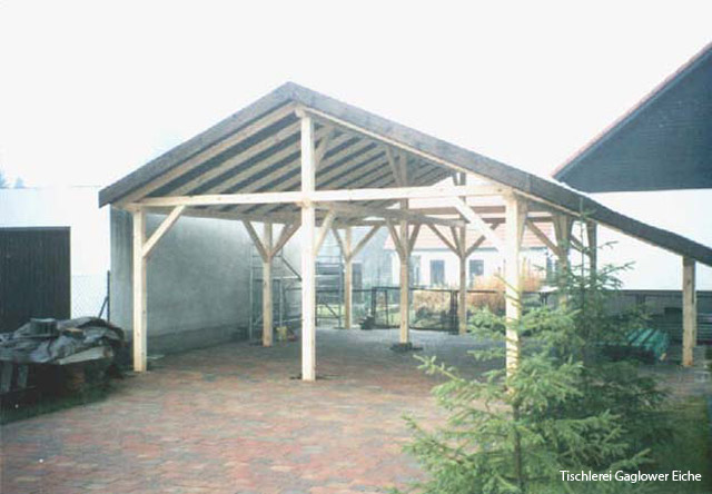 Massiver Carport mit Spitzdach